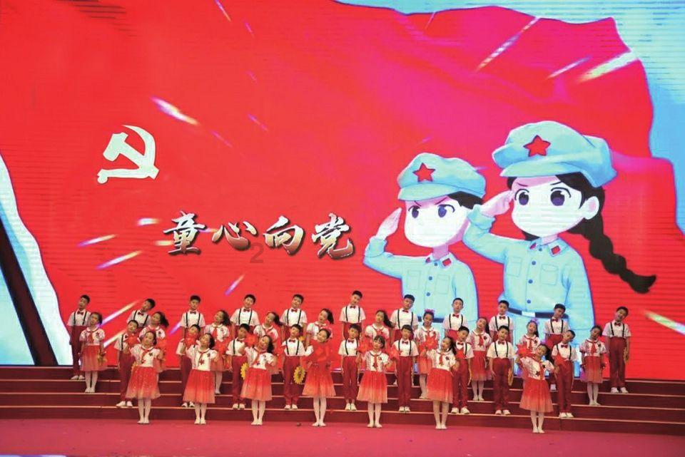 渔夫救下伍子胥一命，赠渔夫一把宝剑，渔夫收下后当即自刎